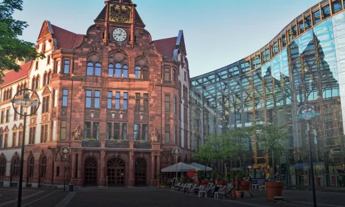 Alt- und Neubauten-gradient-black-transparent